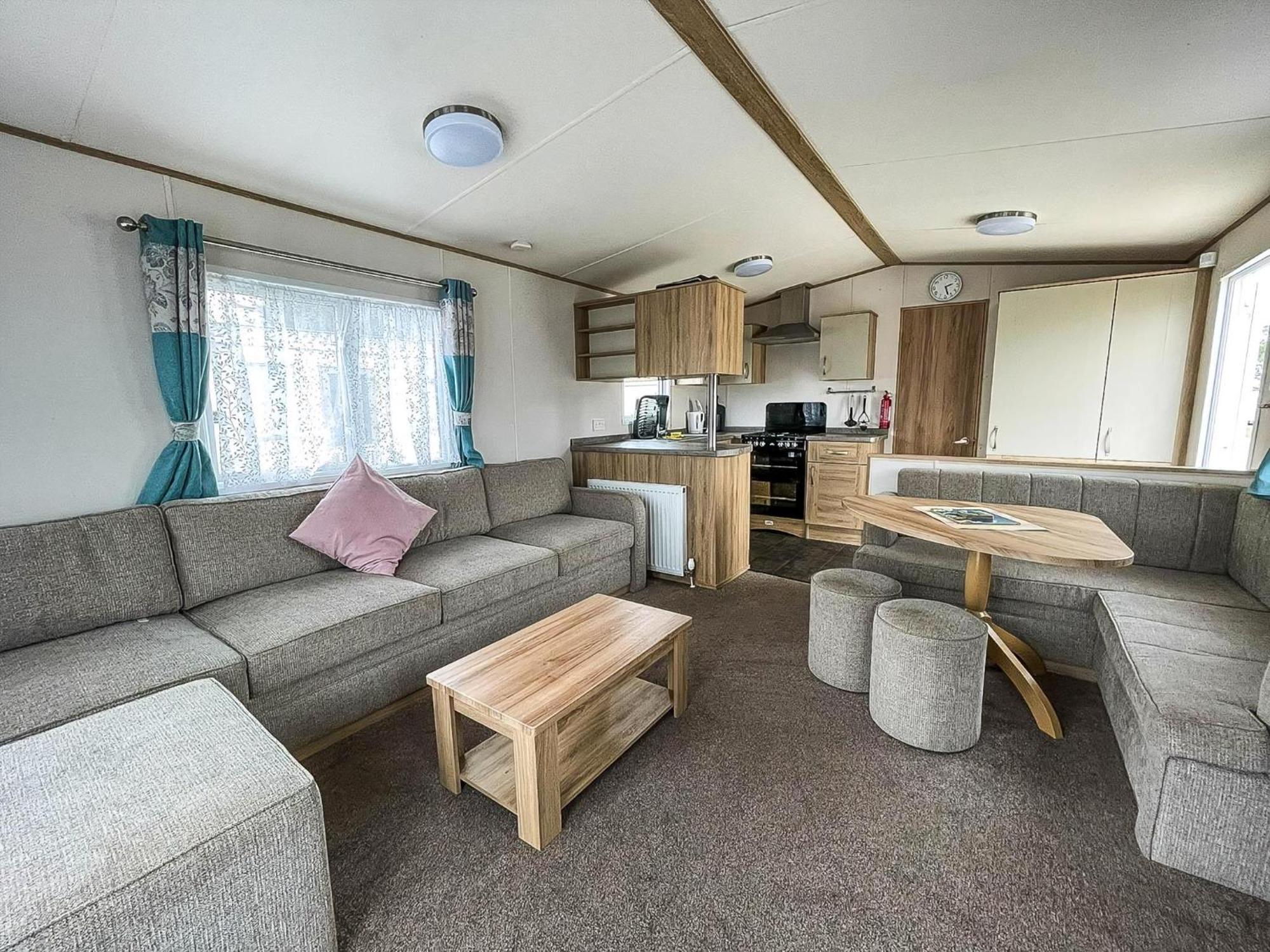 6 Berth Caravan With Decking At Seawick Holiday Park In Essex Ref 27549Sw Клактон-он-Сі Екстер'єр фото