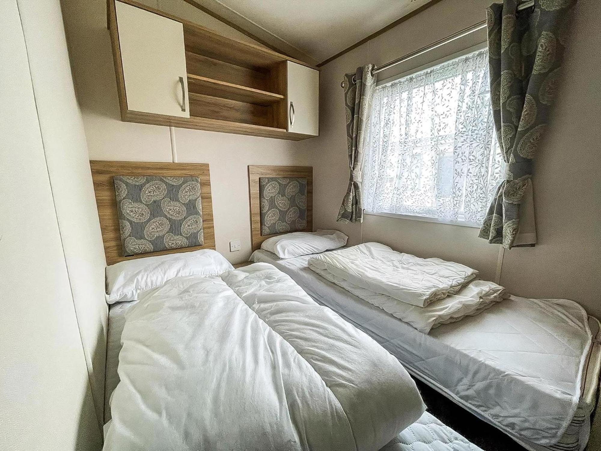 6 Berth Caravan With Decking At Seawick Holiday Park In Essex Ref 27549Sw Клактон-он-Сі Екстер'єр фото