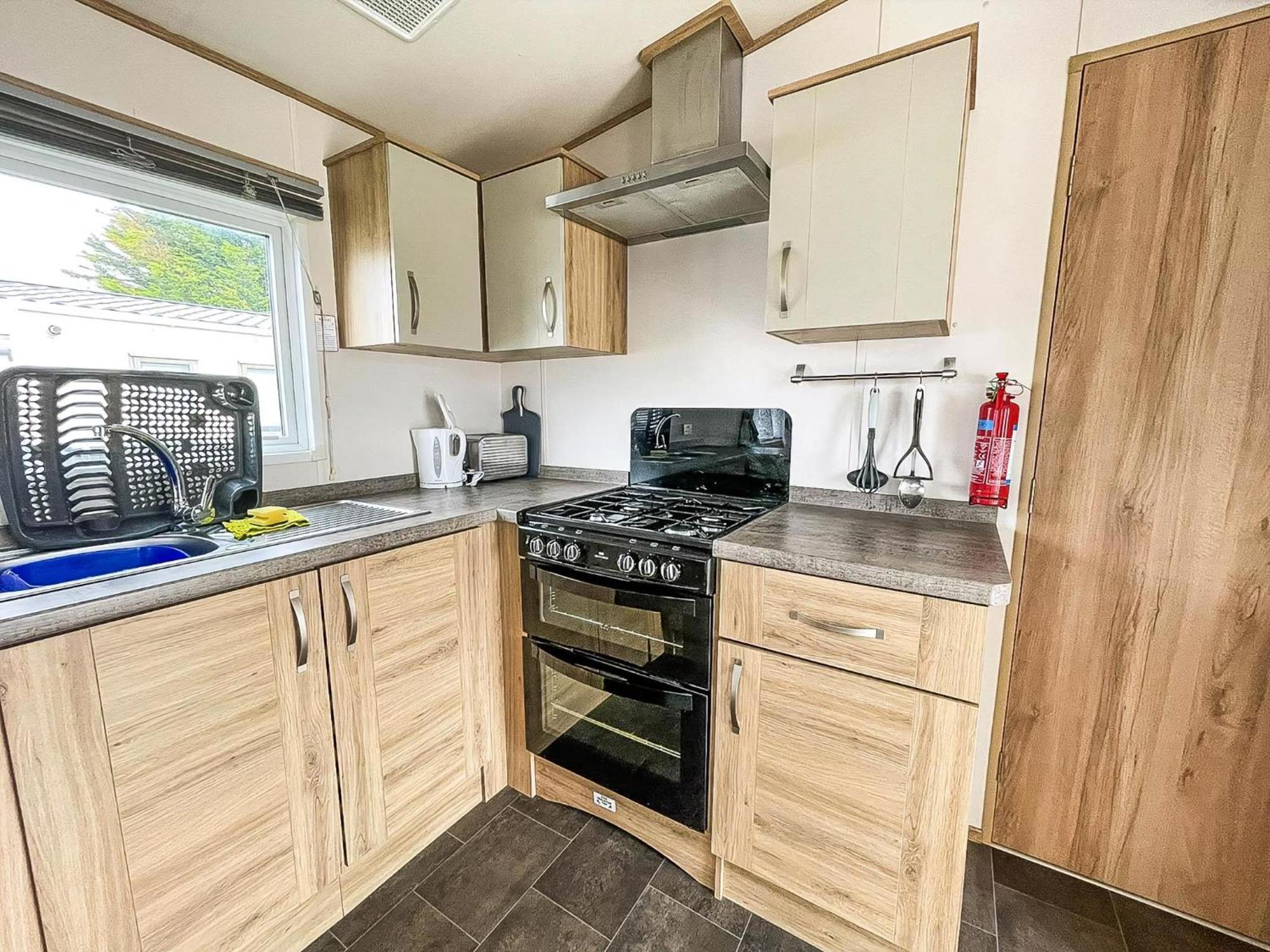 6 Berth Caravan With Decking At Seawick Holiday Park In Essex Ref 27549Sw Клактон-он-Сі Екстер'єр фото
