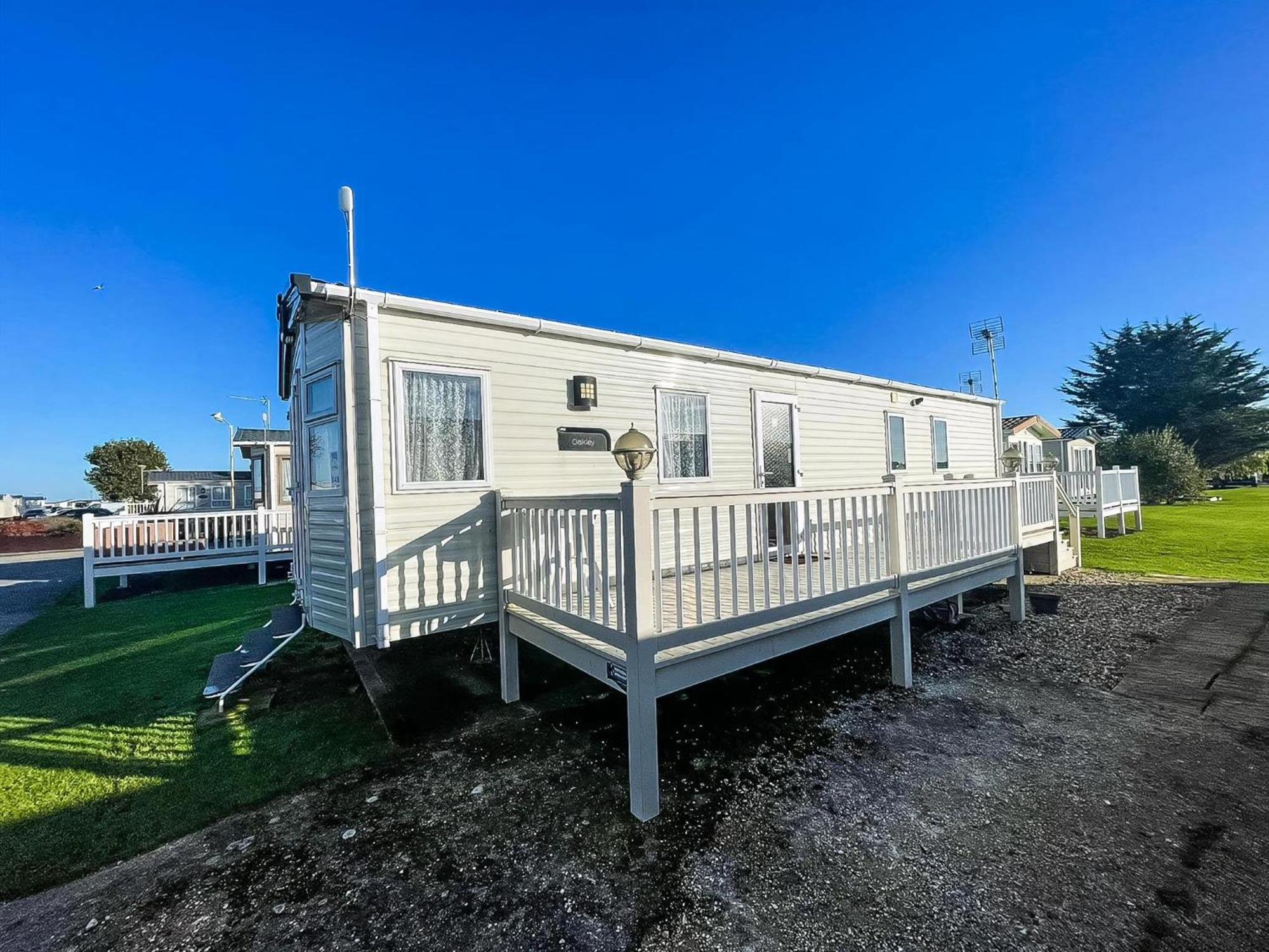 6 Berth Caravan With Decking At Seawick Holiday Park In Essex Ref 27549Sw Клактон-он-Сі Екстер'єр фото