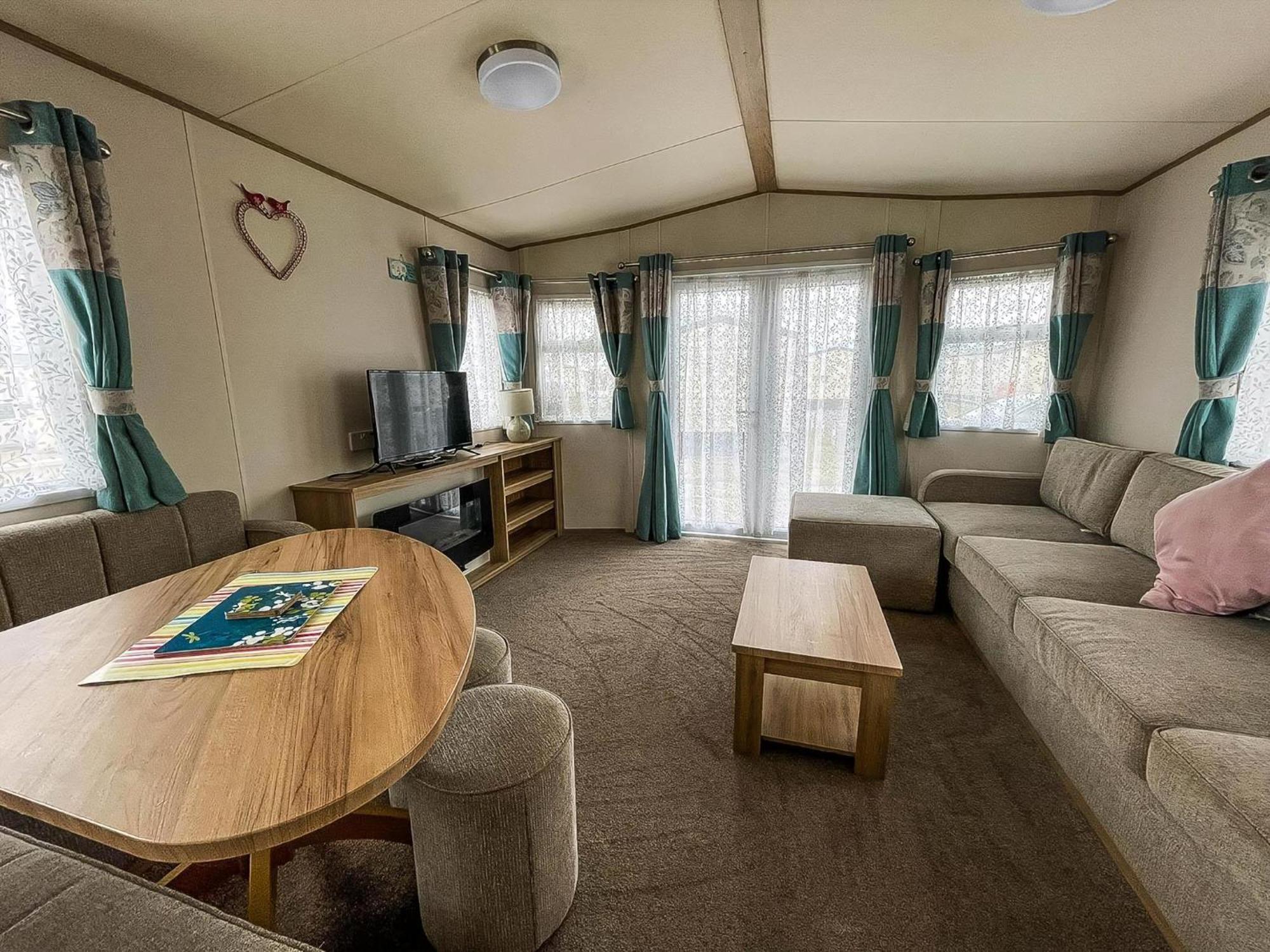 6 Berth Caravan With Decking At Seawick Holiday Park In Essex Ref 27549Sw Клактон-он-Сі Екстер'єр фото